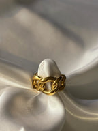 Bague dorée anneaux maillons entrelacés
