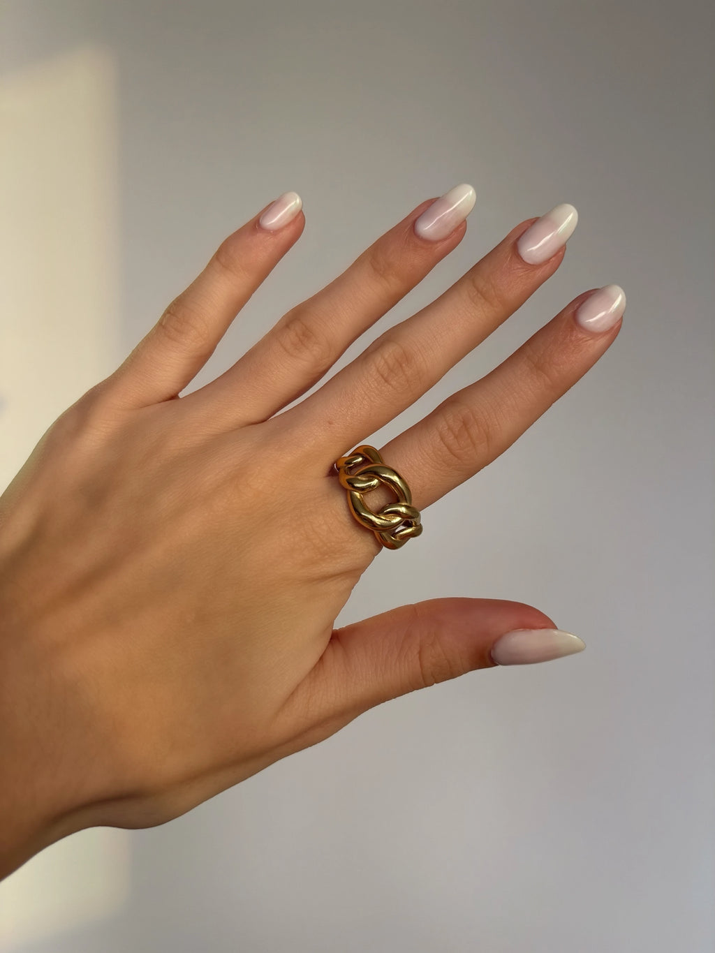 Bague dorée anneaux maillons entrelacés