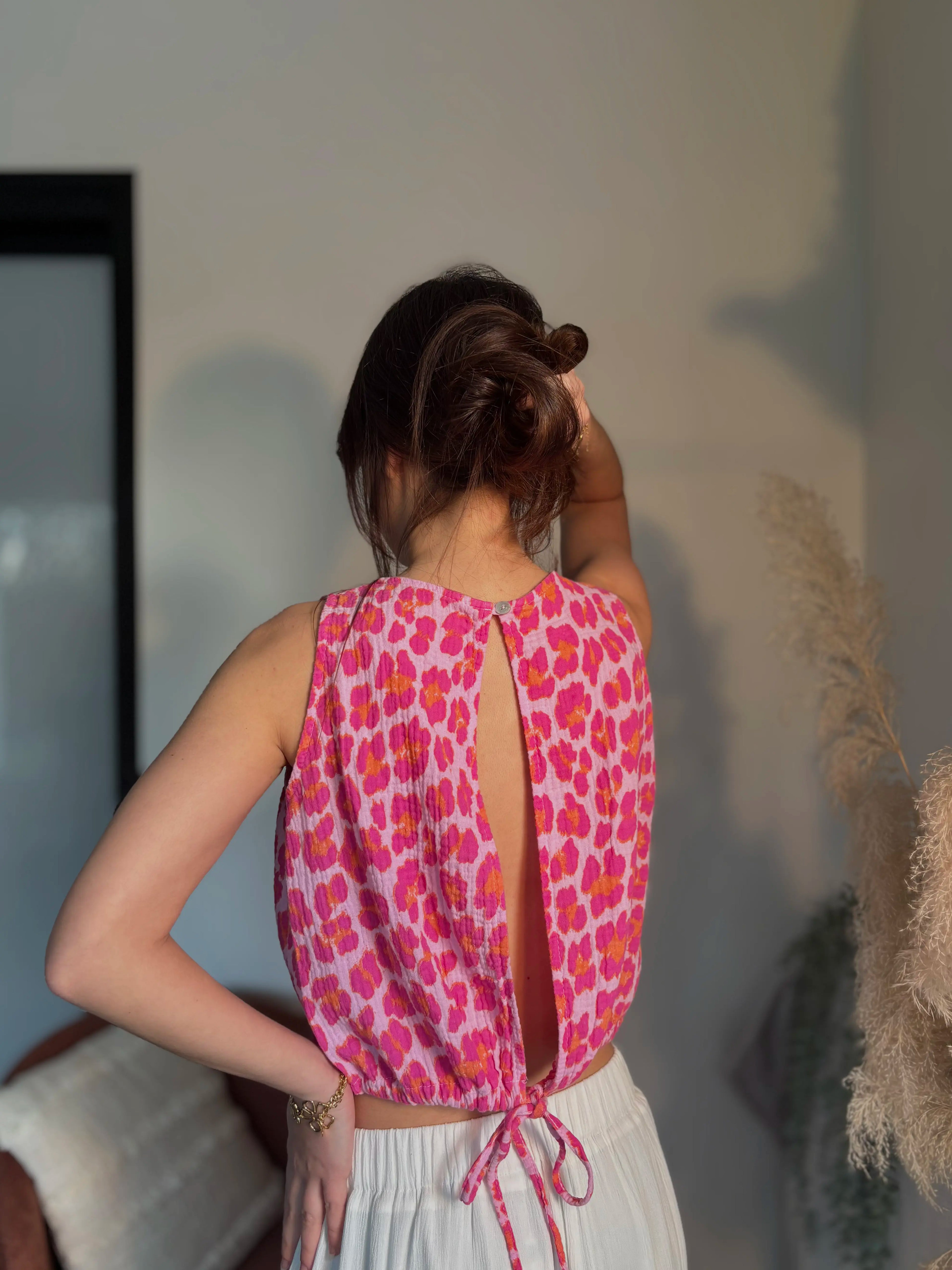 haut dos nu femme rose léopard