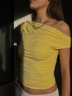 top asymétrique et drapé jaune