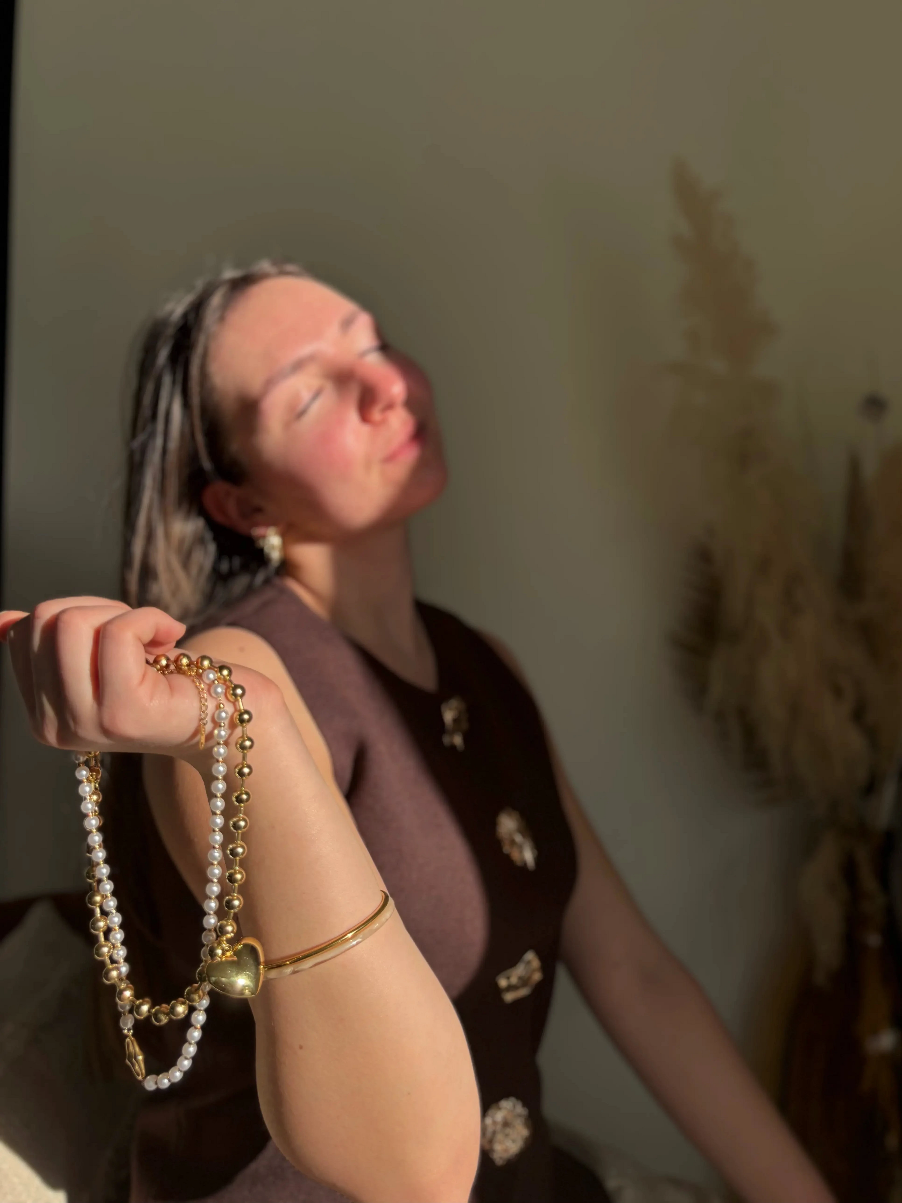 Fille qui tient des bijoux