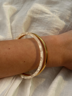 bracelet jonc or et résine blanche