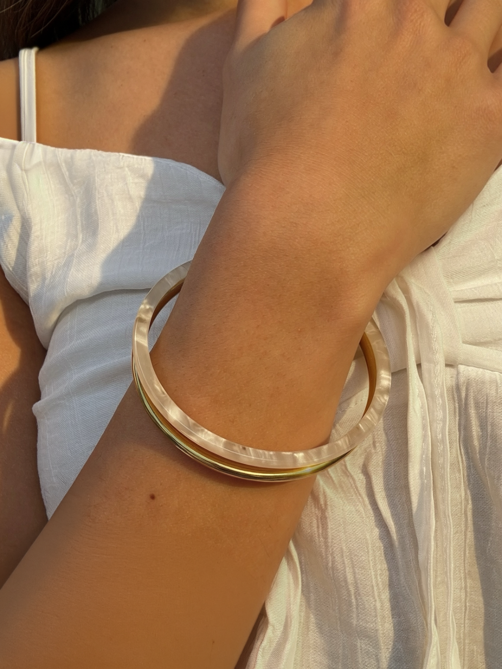 bracelet jonc or et résine blanche