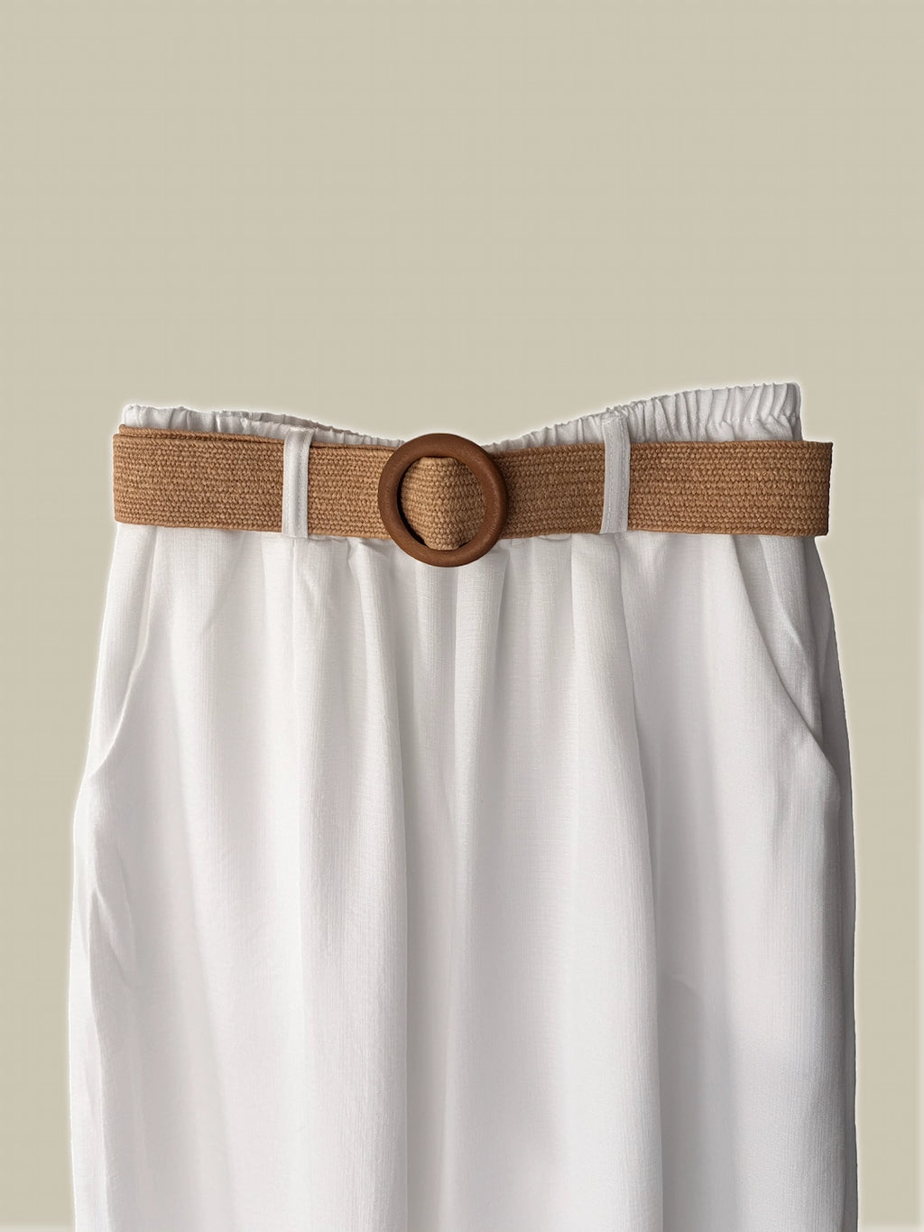 pantalon blanc d'été avec une ceinture