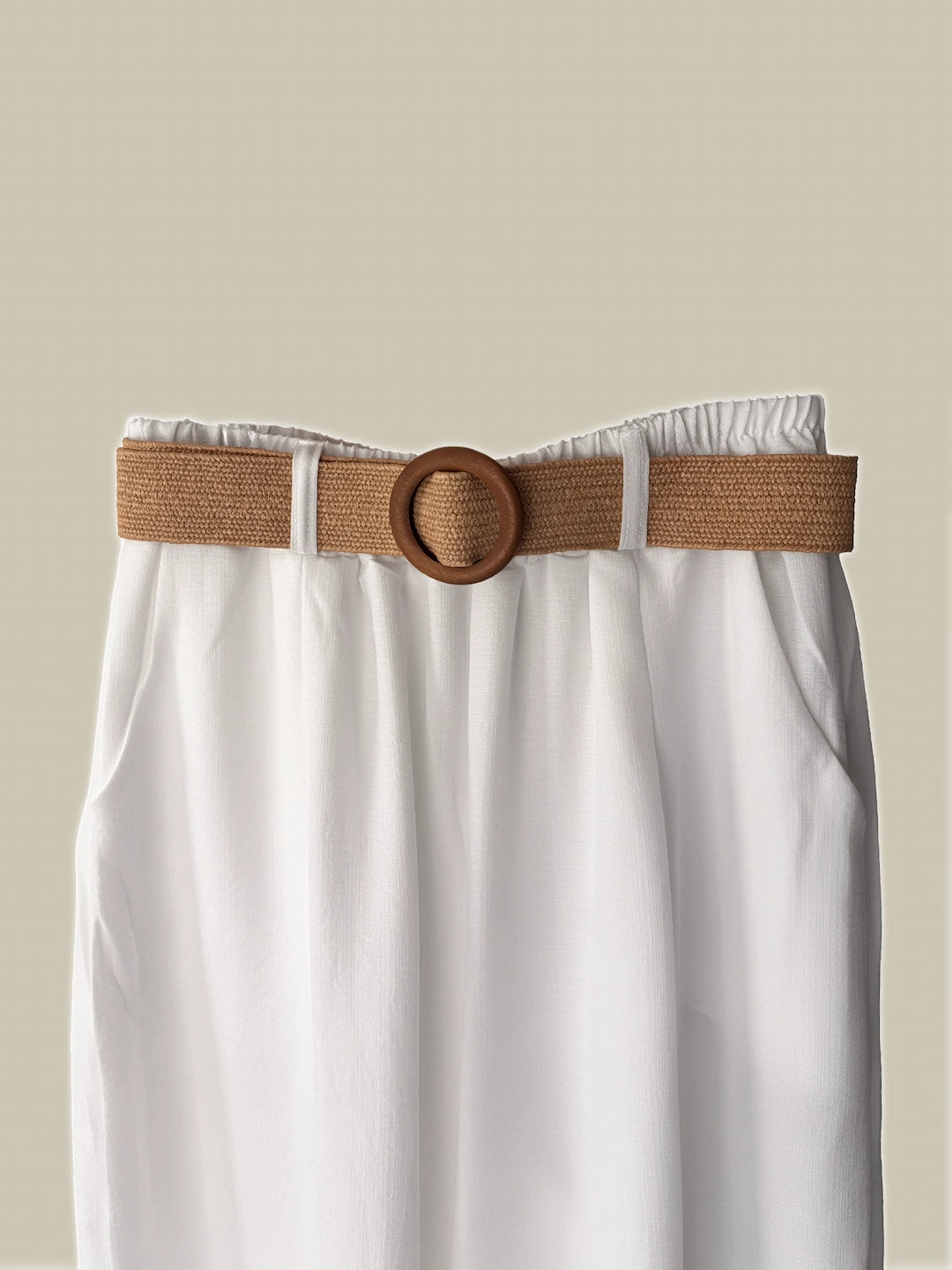 pantalon blanc d'été avec une ceinture