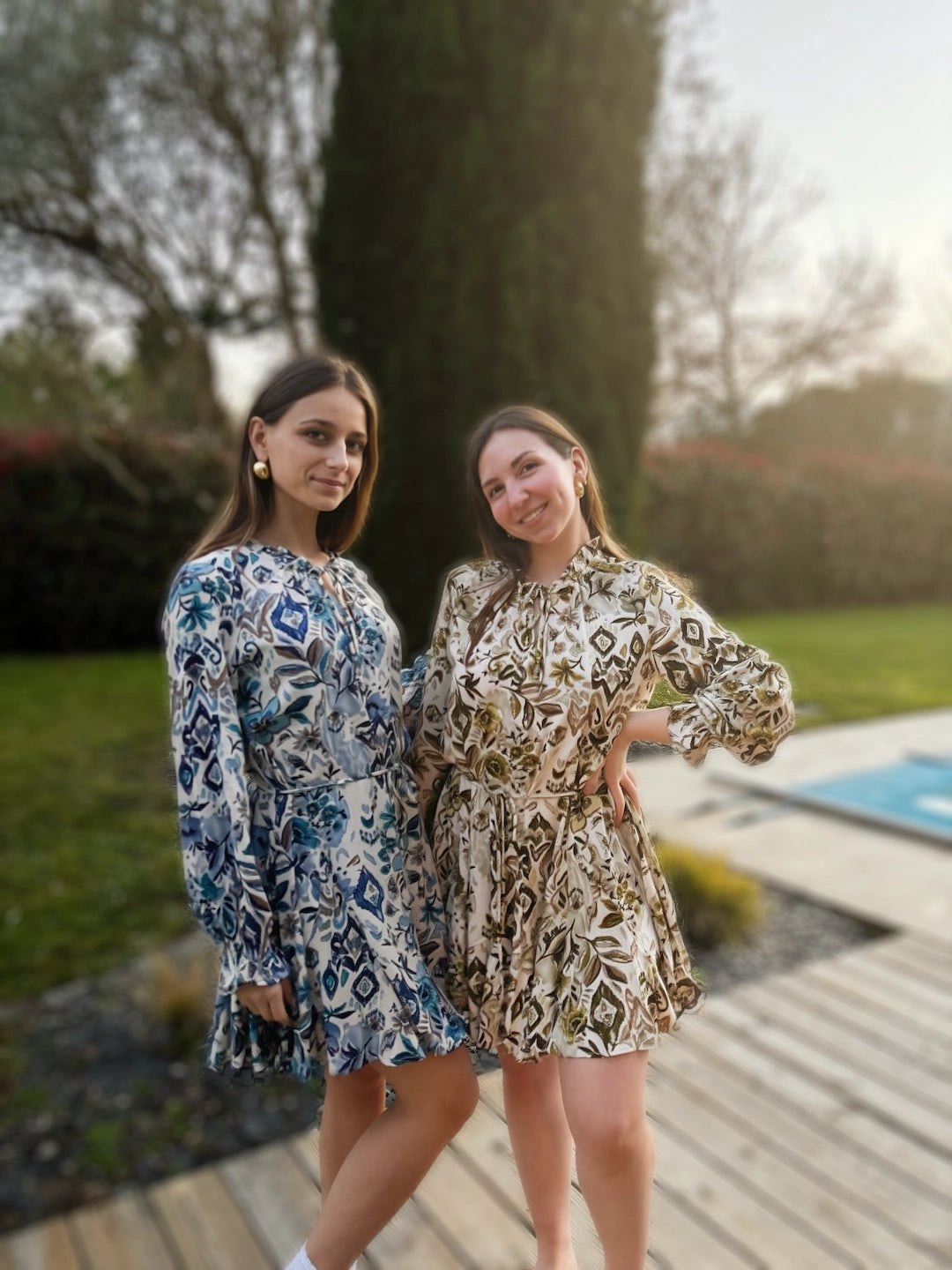 deux filles qui portent la même robe de deux couleurs différentes