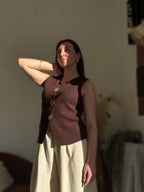 fille qui porte haut marron avec bijoux comme bouton