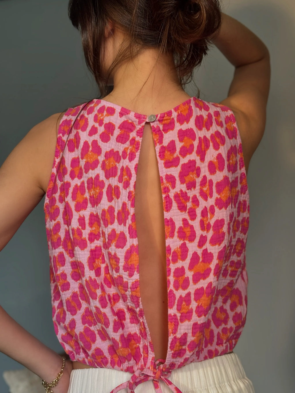 haut dos nu femme rose léopard