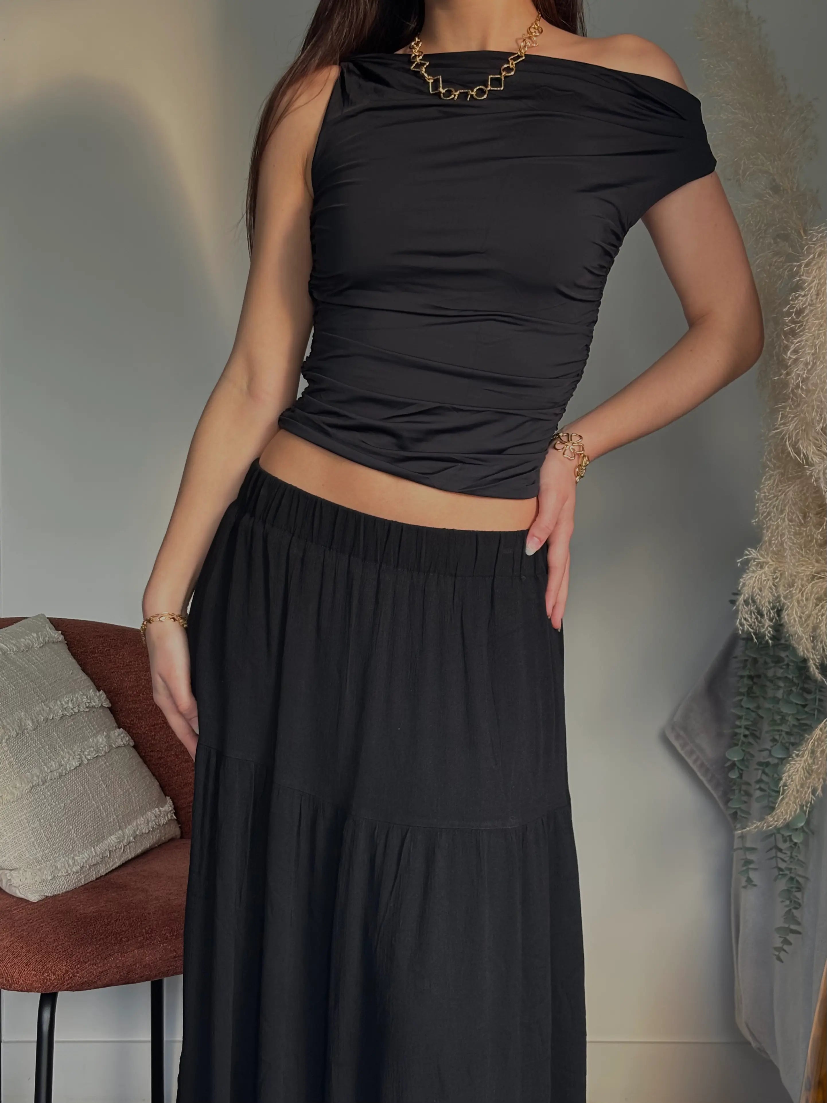 fille qui porte une jupe longue noir et un haut noir