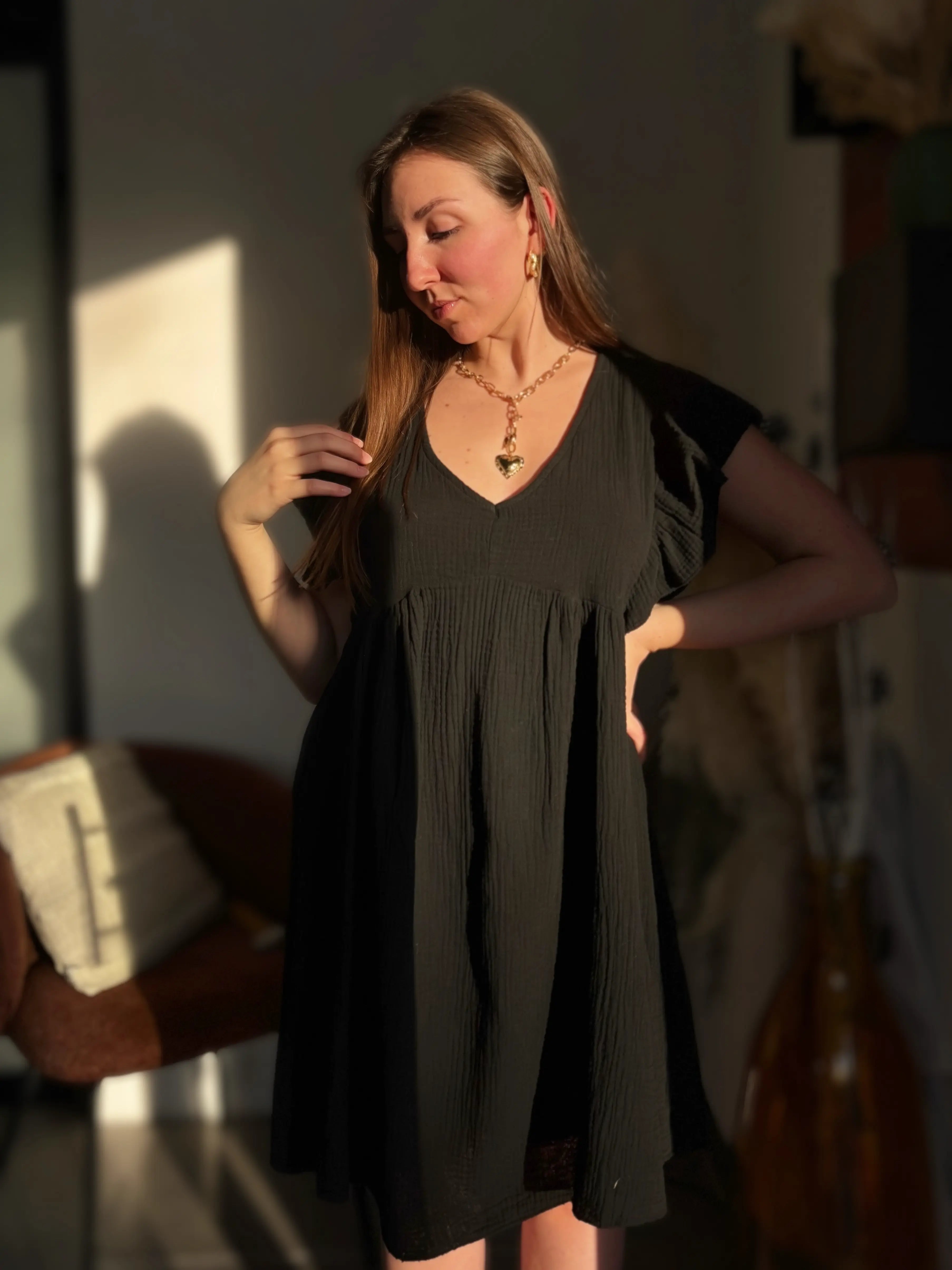fille qui porte une robe noir en coton