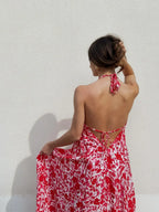 fille qui porte une longue robe à dos nu fleuris