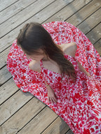 fille qui porte une longue robe à dos nu fleuris