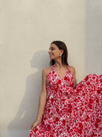 fille qui porte une longue robe à dos nu fleuris