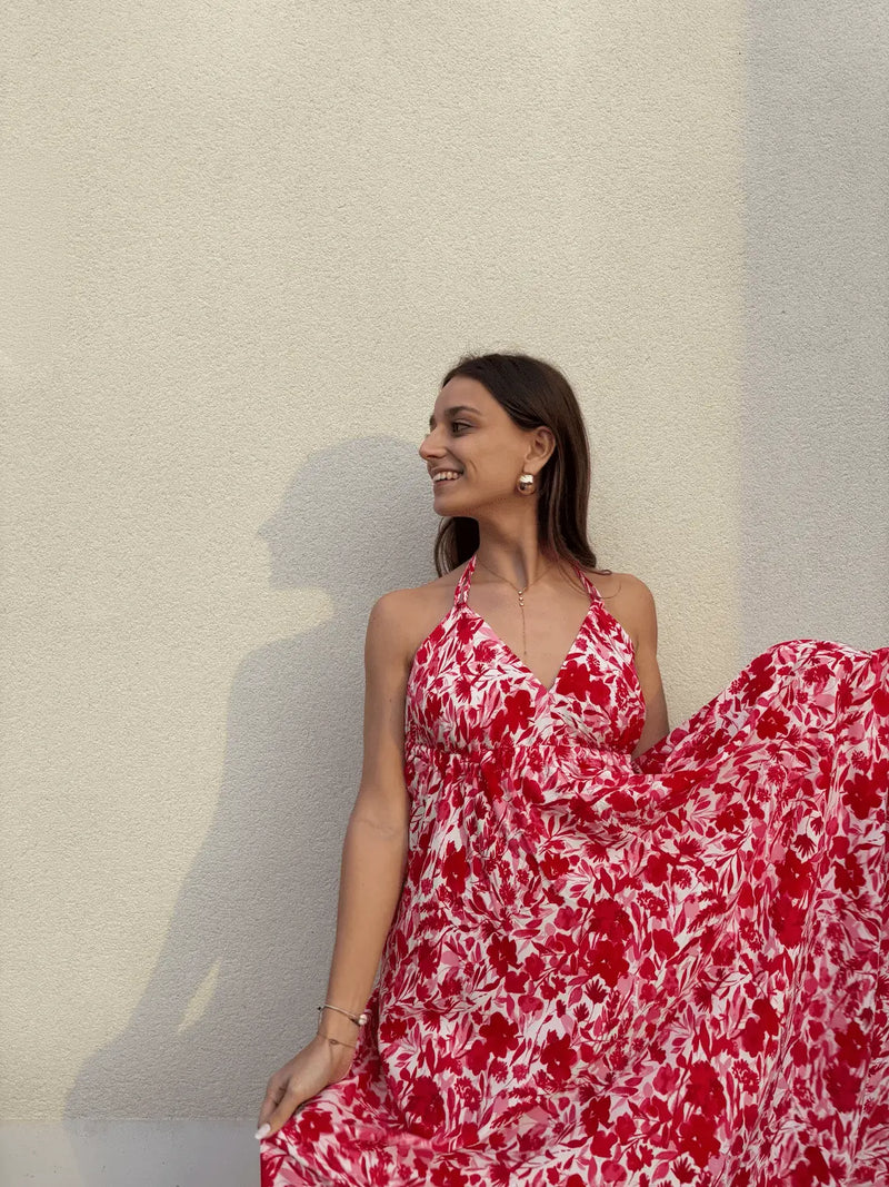 fille qui porte une longue robe à dos nu fleuris