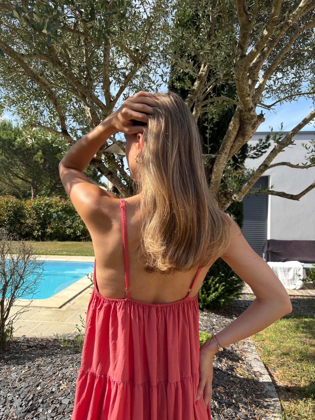 robe longue dos nus avec une broche soleil