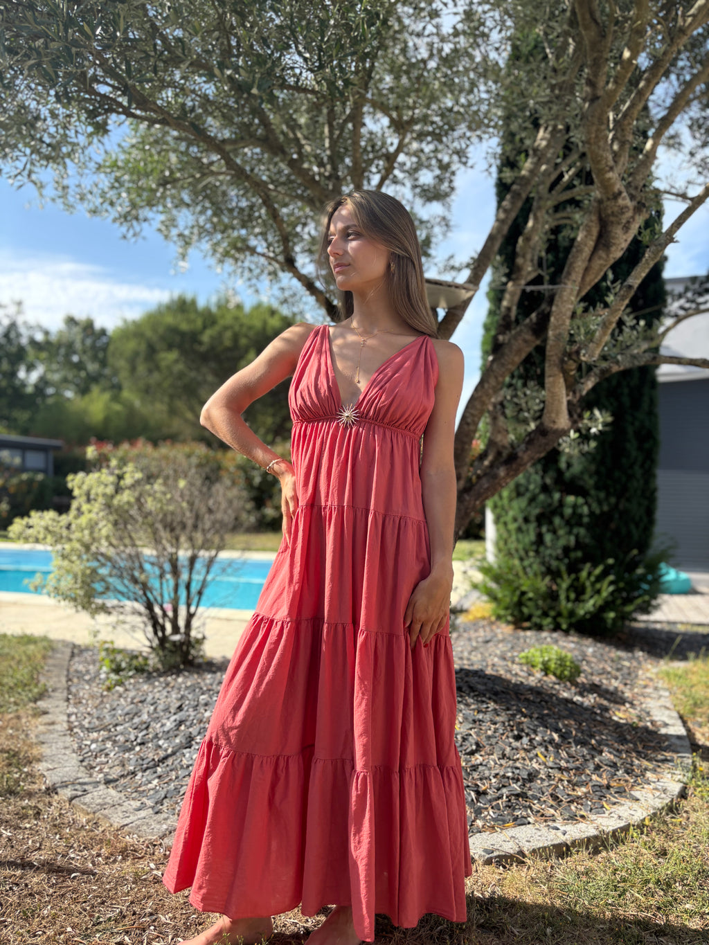 robe longue dos nus avec une broche soleil