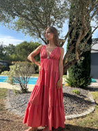robe longue dos nus avec une broche soleil