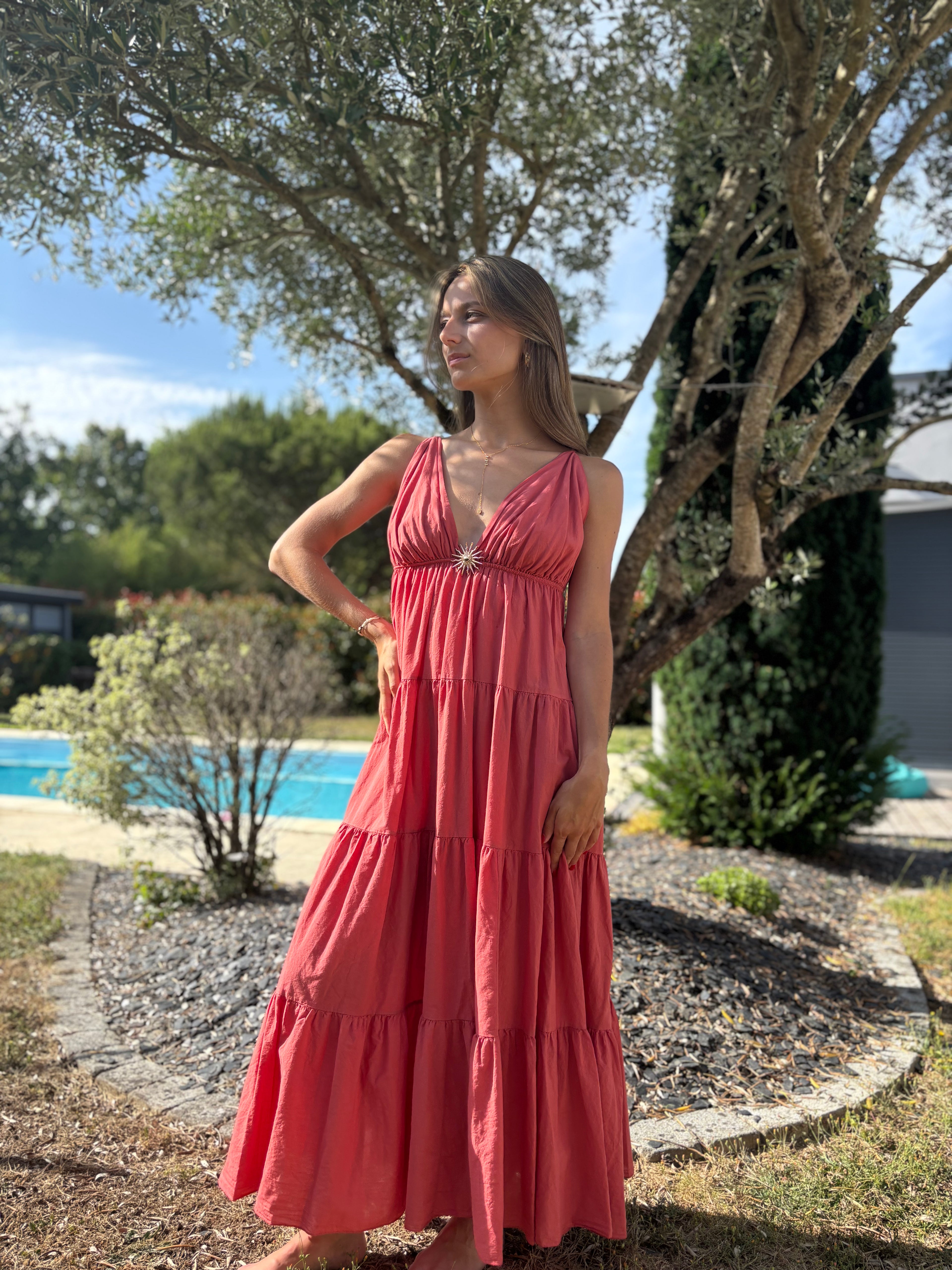 robe longue dos nus avec une broche soleil