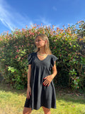 fille qui porte une robe noir en coton