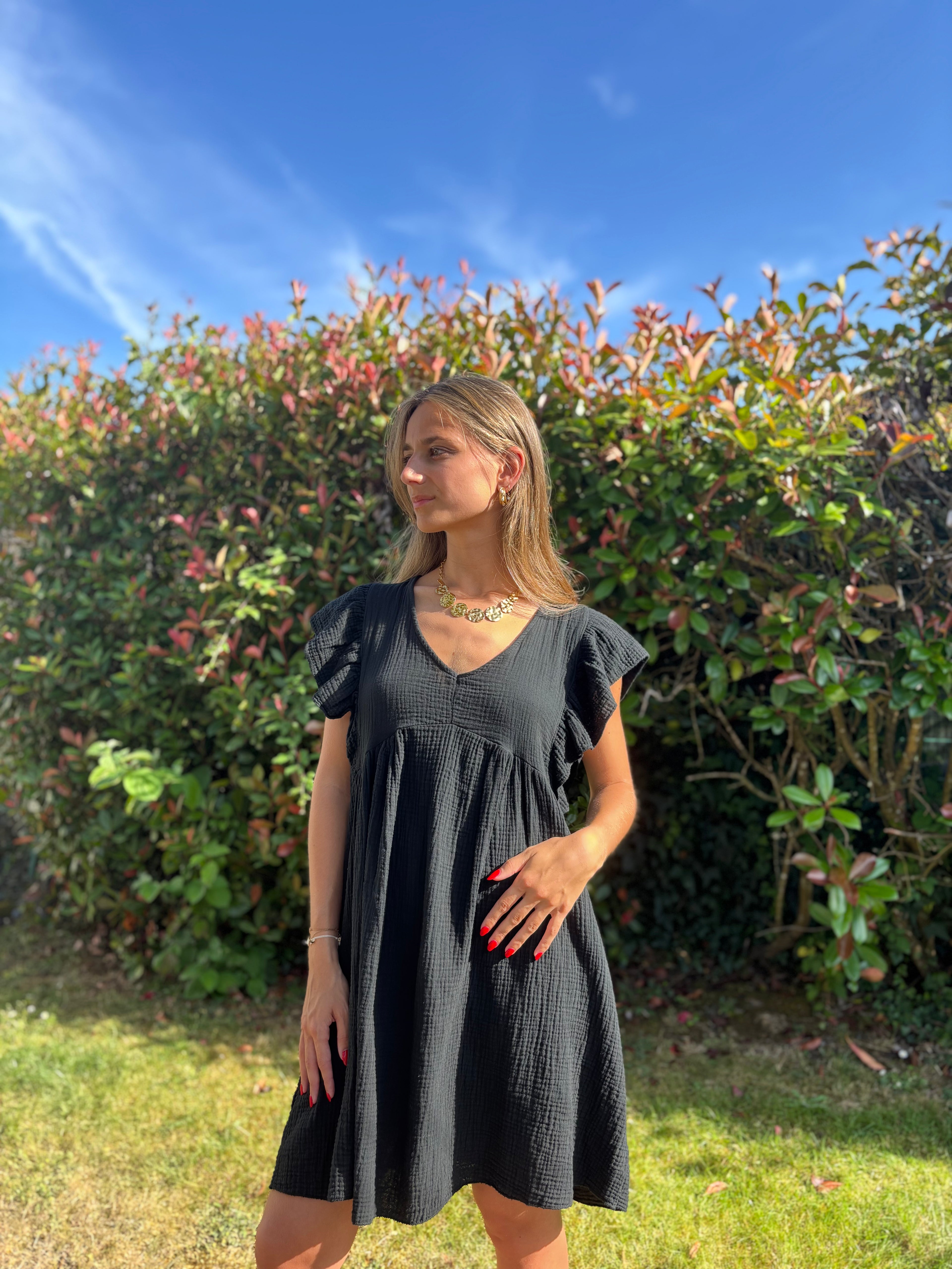 fille qui porte une robe noir en coton