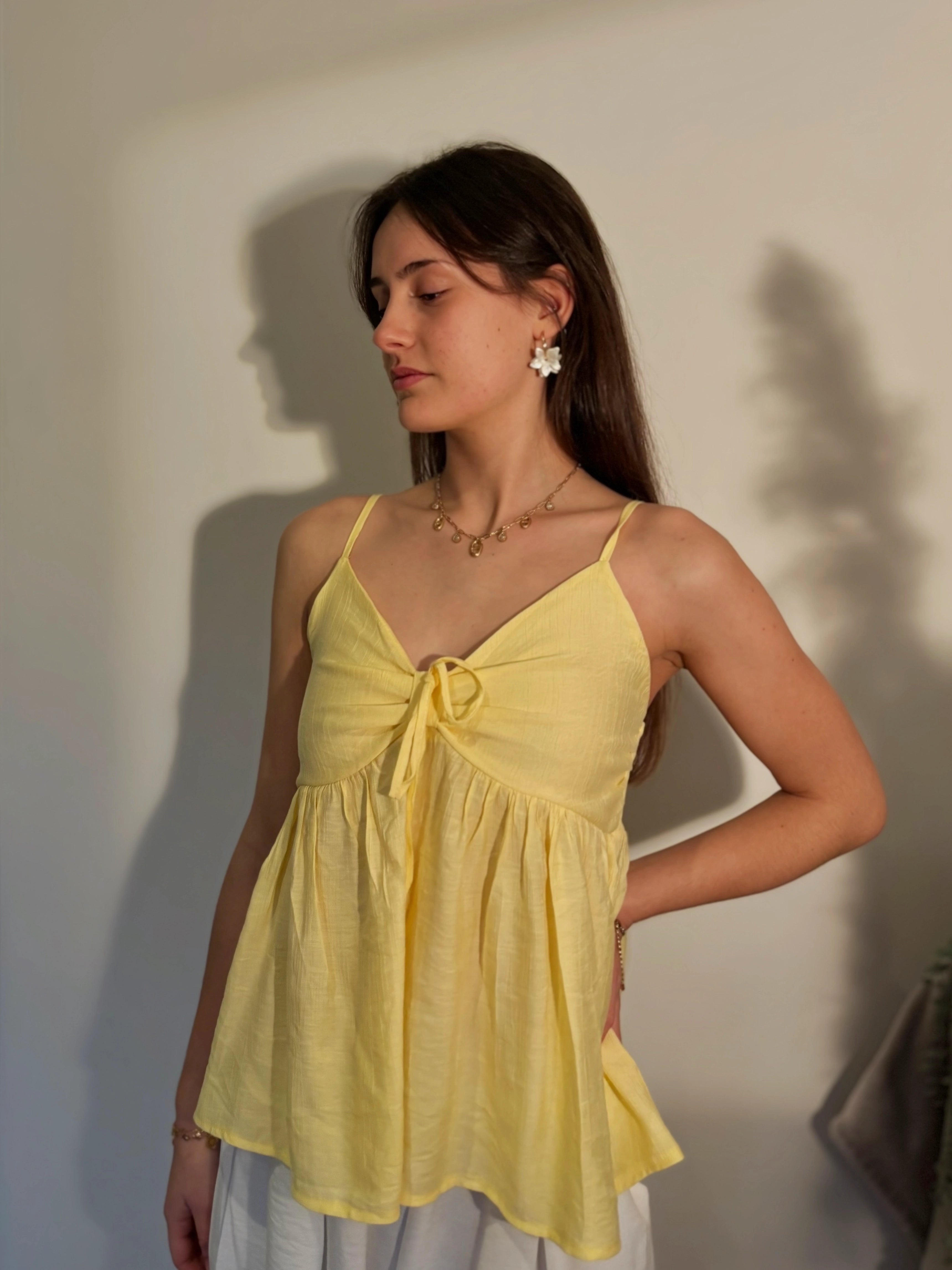 haut jaune féminin à bretelles fines réglables