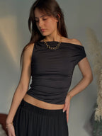 top asymétrique et drapé noir