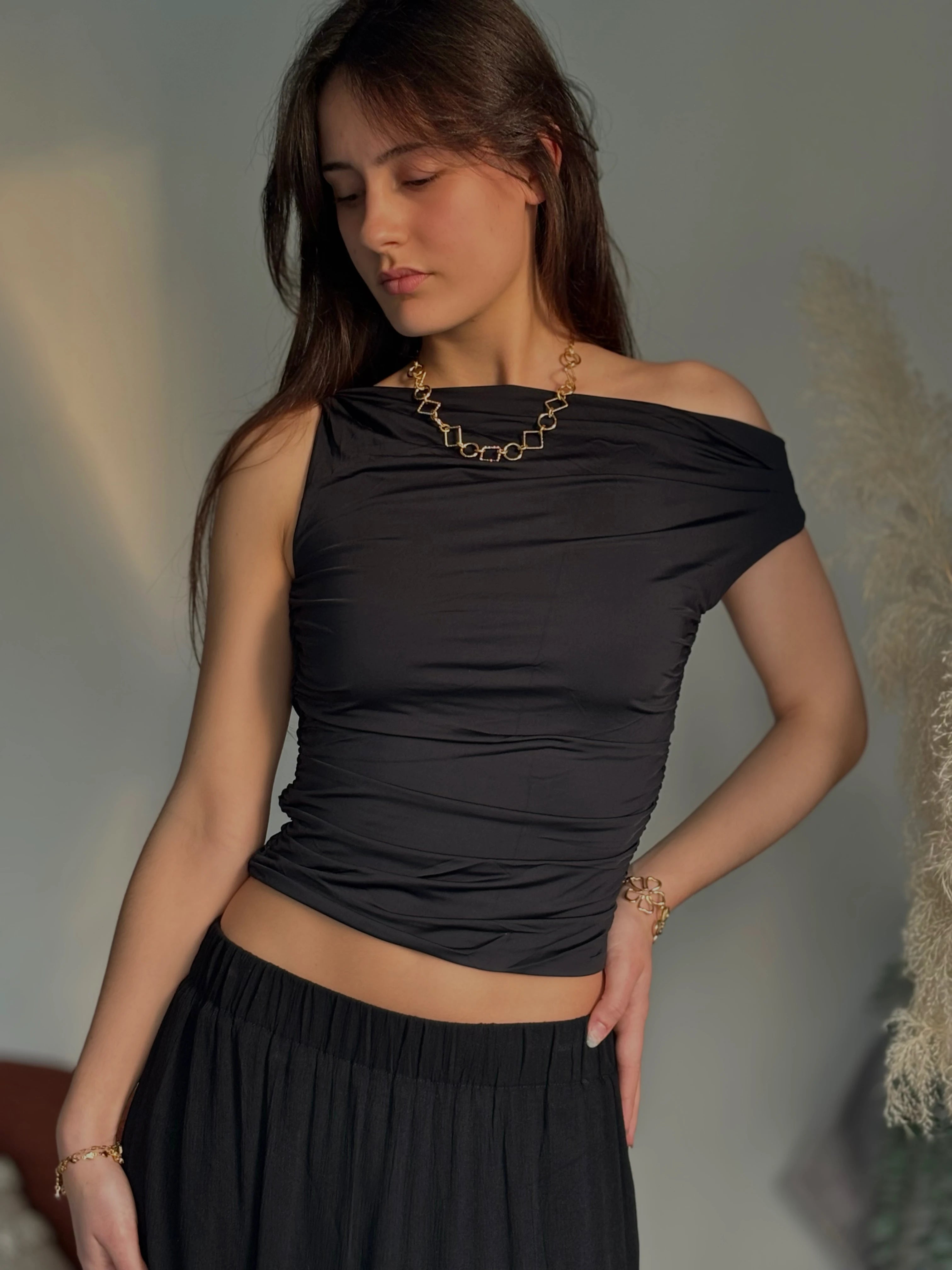 top asymétrique et drapé noir