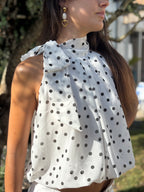 top blanc à pois noirs avec noeud sur le coté
