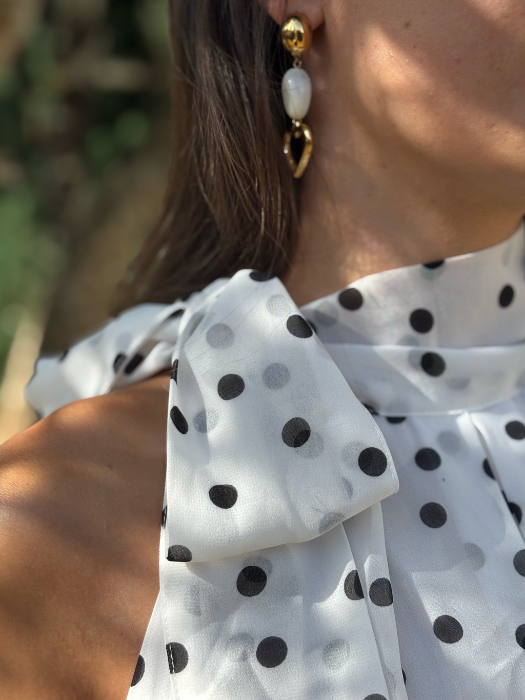 top blanc à pois noirs avec noeud sur le coté