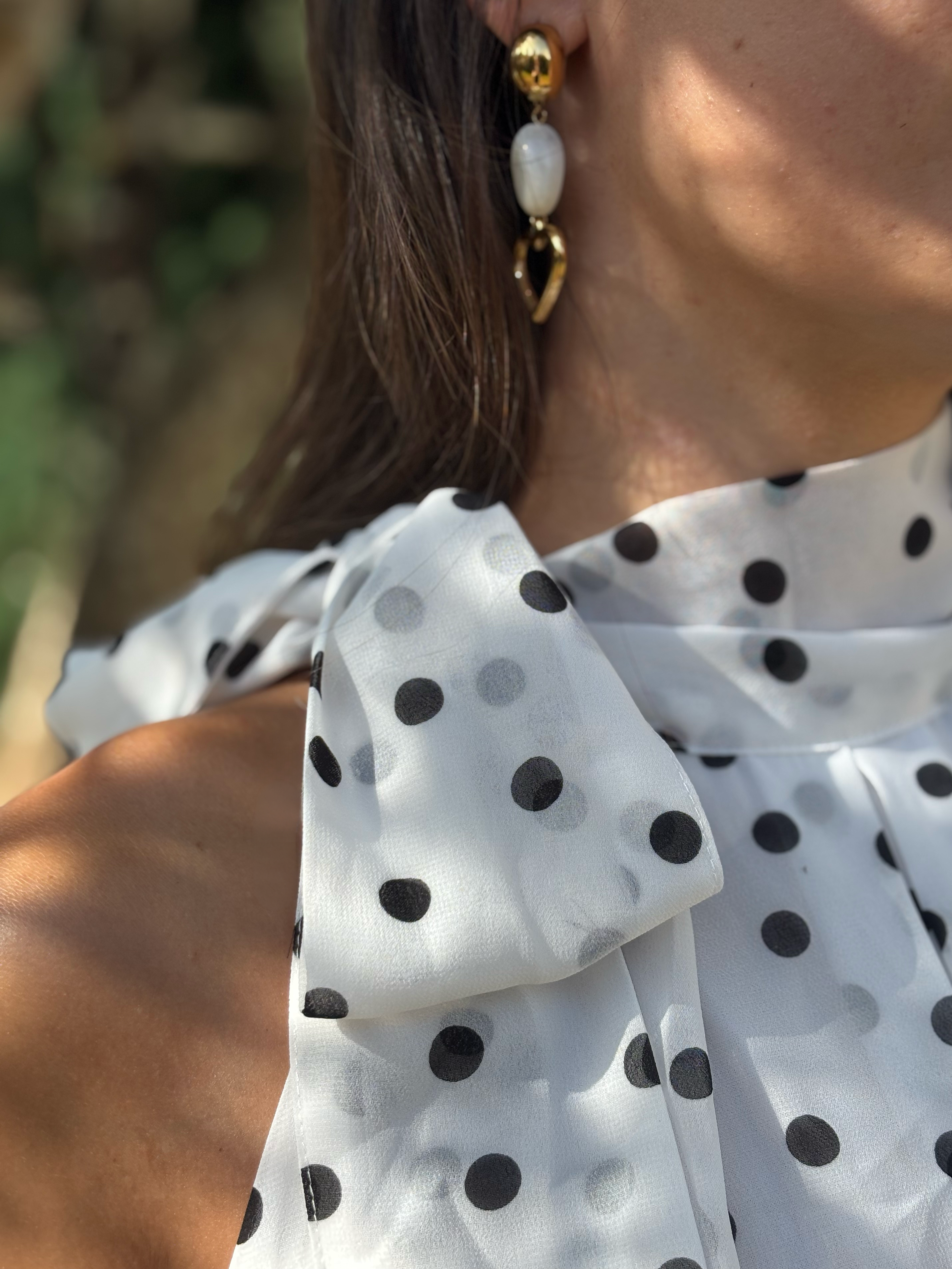 top blanc à pois noirs avec noeud sur le coté